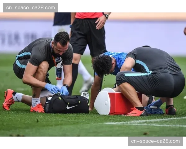 场边花絮：大连人小球迷高举标语，为患病母亲加油感动全场