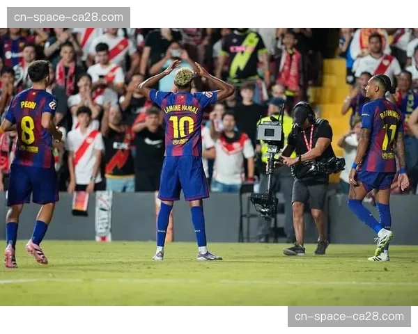 巴萨获点球，VAR回放显示犯规始于一次角球进攻中的无球推搡